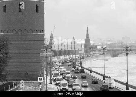 Vue sur le remblai du Kremlin depuis le pont Bolchoy Kamenny lors d'une chute de neige. Noir et blanc. Banque D'Images