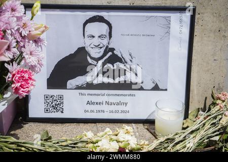 Adelaide, sa Australie 27 février 2024 . Un sanctuaire avec des hommages floraux et un message dans "si elles décident de me tuer" est érigé à Adélaïde en mémoire du dissident russe Alexei Navalny décédé le 16 février. 2024. Alexei Navalny a fait campagne pour des réformes contre la corruption en Russie et contre le Président Vladimir Poutine et son gouvernement. Credit : amer Ghazzal/Alamy Live News Banque D'Images