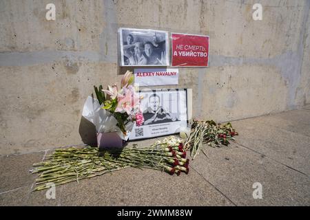 Adelaide, sa Australie 27 février 2024 . Un sanctuaire avec des hommages floraux et un message dans "si elles décident de me tuer" est érigé à Adélaïde en mémoire du dissident russe Alexei Navalny décédé le 16 février. 2024. Alexei Navalny a fait campagne pour des réformes contre la corruption en Russie et contre le Président Vladimir Poutine et son gouvernement. Credit : amer Ghazzal/Alamy Live News Banque D'Images