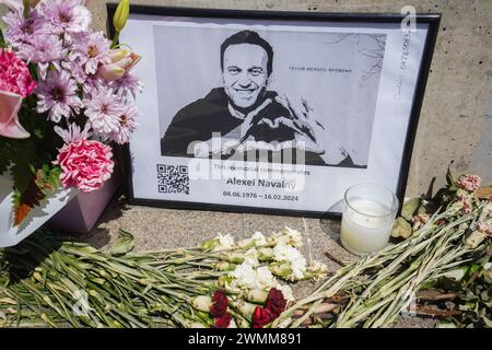 Adelaide, sa Australie 27 février 2024 . Un sanctuaire avec des hommages floraux et un message dans "si elles décident de me tuer" est érigé à Adélaïde en mémoire du dissident russe Alexei Navalny décédé le 16 février. 2024. Alexei Navalny a fait campagne pour des réformes contre la corruption en Russie et contre le Président Vladimir Poutine et son gouvernement. Credit : amer Ghazzal/Alamy Live News Banque D'Images