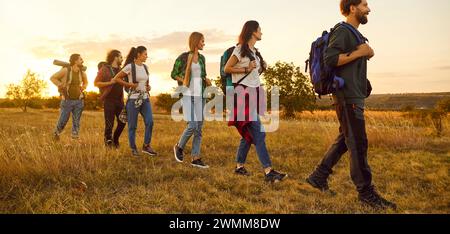 Groupe de personnes marchant dans un champ pendant une randonnée ou trekking vacances en automne Banque D'Images
