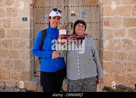 Seher Sayin (à gauche), qui a visité le village en tant que touriste, est vu avec Hasine Ceylan (à droite), un des très rares chrétiens qui continuent à vivre dans le village. Le village de Qillit (Dereici) est un village historique chrétien près du district de Savur de la province de Mardin en Turquie. Il ne reste plus que 2 familles chrétiennes dans le village de Qillit, qui abritait autrefois environ 20 000 chrétiens de trois confessions. Les habitants du village ont commencé à émigrer vers différents pays du monde sous l'Empire ottoman en 1914. Après les années 1960, la communauté chrétienne a été forcée de leav Banque D'Images