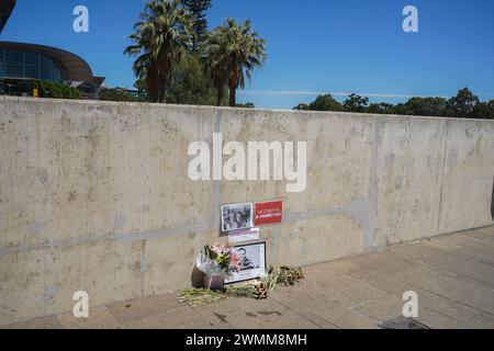 Adelaide, sa Australie 27 février 2024 . Un sanctuaire orné d'hommages floraux est érigé à Adélaïde en mémoire du dissident russe Alexei Navalny décédé le 16 février. 2024. Alexei Navalny a fait campagne pour des réformes contre la corruption en Russie et contre le Président Vladimir Poutine et son gouvernement. Credit : amer Ghazzal/Alamy Live News Banque D'Images