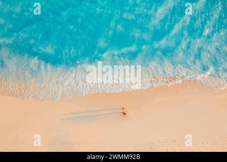 Vue de dessus du paysage de plage d'été, vacances de couple d'amour romantique, vacances romantiques. Liberté activité de loisirs, marche près de la mer turquoise. Loisirs Banque D'Images