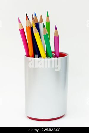 Crayons de couleur dans un pot isolé sur fond blanc Banque D'Images