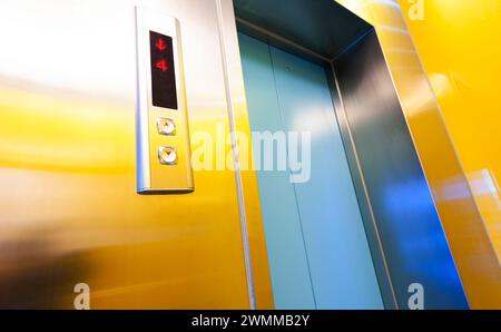 Ascenseur avec boutons dans un bâtiment moderne Banque D'Images