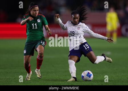 Carson, Californie, États-Unis. 26 février 2024. Le défenseur américain CRYSTAL DUNN (19 ans) croise la balle lors d'un match en phase de groupes de la CONCACAF W Gold Cup entre les États-Unis et le Mexique au Dignity Health Sports Park à Carson, en Californie. (Crédit image : © Brenton Tse/ZUMA Press Wire) USAGE ÉDITORIAL SEULEMENT! Non destiné à UN USAGE commercial ! Crédit : ZUMA Press, Inc/Alamy Live News Banque D'Images