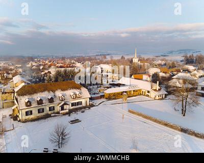 Vue aérienne de la ville enneigée et des bâtiments Banque D'Images