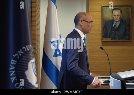 Amir Yaron, gouverneur de la Banque d'Israël, s'adresse aux médias lors d'une conférence de presse où il déclare la décision de la Banque de ne pas modifier les coûts d'emprunt et de maintenir les taux d'intérêt à 4,50 p. 100, au siège de la Banque d'Israël, qui administre et met en œuvre la politique monétaire en Israël, le 26 février 2024 à Jérusalem. Banque D'Images