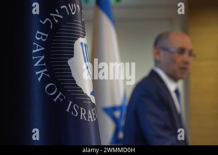 Amir Yaron, gouverneur de la Banque d'Israël, s'adresse aux médias lors d'une conférence de presse où il déclare la décision de la Banque de ne pas modifier les coûts d'emprunt et de maintenir les taux d'intérêt à 4,50 p. 100, au siège de la Banque d'Israël, qui administre et met en œuvre la politique monétaire en Israël, le 26 février 2024 à Jérusalem. Banque D'Images