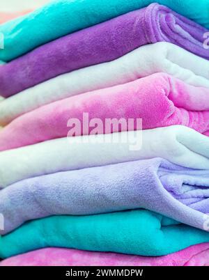 Pile de couvertures colorées propres ensemble Banque D'Images