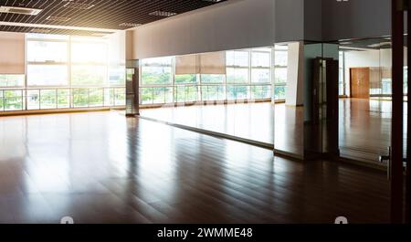 Intérieur de la salle de sport et de danse avec plancher de bois franc et miroir Banque D'Images