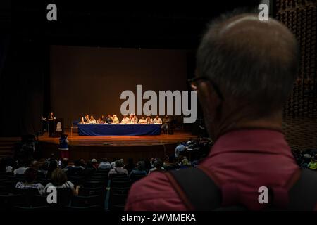 Medellin, Colombie. 23 février 2024. Les gens participent en tant que membres du congrès colombien et le ministère de la santé a tenu une audience publique à l'université d'Antioquia à Medellin pour discuter de la proposition de réforme de la santé le 23 février 2024. Photo par : Juan Jose Patino/long Visual Press crédit : long Visual Press/Alamy Live News Banque D'Images