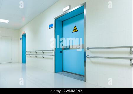 Couloir à l'hôpital avec portes fermées Banque D'Images