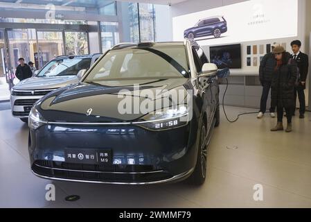 HANGZHOU, CHINE - 27 FÉVRIER 2024 - les clients font l'expérience d'une voiture AITO M9 dans un magasin Huawei à Hangzhou, dans la province du Zhejiang, dans l'est de la Chine, le 27 février 2024. Banque D'Images