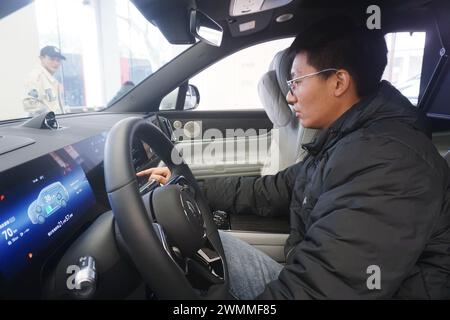 HANGZHOU, CHINE - 27 FÉVRIER 2024 - les clients font l'expérience d'une voiture AITO M9 dans un magasin Huawei à Hangzhou, dans la province du Zhejiang, dans l'est de la Chine, le 27 février 2024. Banque D'Images