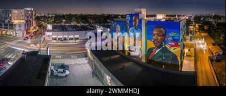 LOS ANGELES, CA - février 2024 : murale éducative à thème mettant en vedette Martin Luther King Jr. Peinte sur un bâtiment moderne avec panorama urbain DE LA en t Banque D'Images