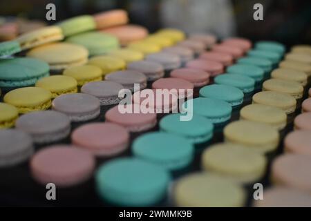 Un gros plan de macarons assortis aux saveurs différentes Banque D'Images