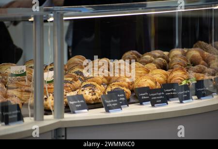 Un comptoir de boulangerie avec des croissants sur l'affichage Banque D'Images