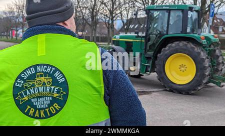 Fribourg, Allemagne. 27 février 2024. Les agriculteurs se réunissent avec des tracteurs pour une démonstration. Selon un porte-parole du Badischer Landwirtschaftlicher Hauptverband (BLHV), l'action de protestation annoncée par les agriculteurs pour la visite du chancelier Olaf Scholz à Fribourg a commencé. Crédit : Martin Oversohl/dpa/Alamy Live News Banque D'Images