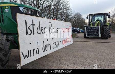 Fribourg, Allemagne. 27 février 2024. Les agriculteurs se réunissent avec des tracteurs pour une démonstration. Selon un porte-parole du Badischer Landwirtschaftlicher Hauptverband (BLHV), l'action de protestation annoncée par les agriculteurs pour la visite du chancelier Olaf Scholz à Fribourg a commencé. Crédit : Martin Oversohl/dpa/Alamy Live News Banque D'Images