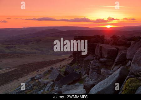 Coucher de soleil depuis Stanage Edge dans le parc national de Peak District, près de Hathersage, Derbyshire, Royaume-Uni. Banque D'Images