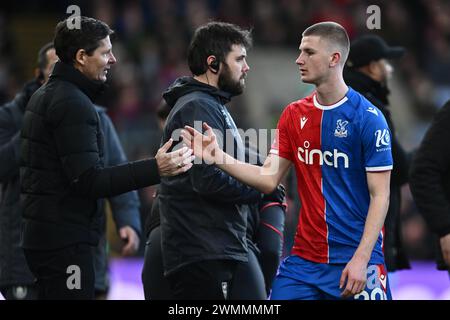 LONDRES, ANGLETERRE - 24 FÉVRIER : Oliver Glasner et Adam Wharton de Crystal Palace lors du match de premier League entre Crystal Palace et Burnley FC Banque D'Images