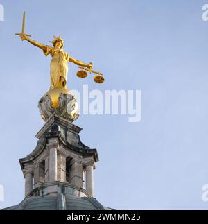Gildef figure de la justice au-dessus de l'Old Bailey, la Cour pénale centrale, Londres, Angleterre. Banque D'Images
