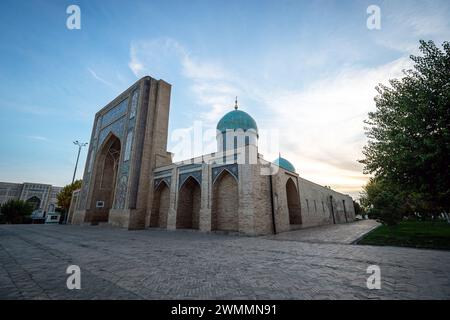 Vue de la Mosquée Hazrati Imam et MuYi Muborak Madrasah Moyie Mubarek Library Museum) à Tachkent, Ouzbékistan. Le complexe architectural Hazrati Imam est Banque D'Images