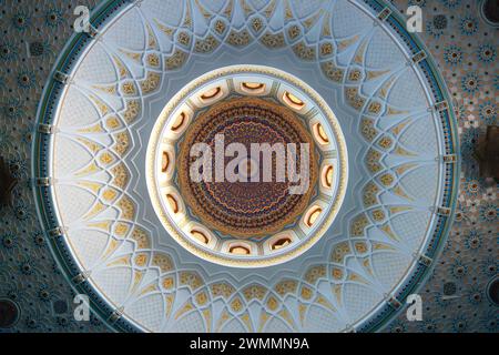 Intérieur de la mosquée Hazrati Imam avec tapis traditionnel bleu. à l'intérieur de la mosquée Banque D'Images