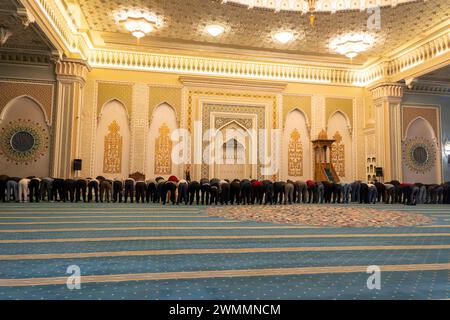 Prier les musulmans pendant la prière dans une mosquée à Tachkent, Ouzbékistan. Hommes musulmans pendant la prière du soir à l'intérieur de la mosquée. Banque D'Images