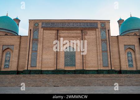 Vue de la Mosquée Hazrati Imam et MuYi Muborak Madrasah Moyie Mubarek Library Museum) à Tachkent, Ouzbékistan. Le complexe architectural Hazrati Imam est Banque D'Images