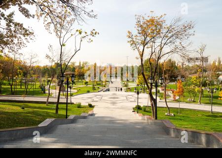 L'allée des écrivains à Tachkent. Un beau parc avec des monuments d'écrivains ouzbeks et des figures culturelles de l'Ouzbékistan. 4 novembre 2023. Khiva Khorezm Banque D'Images