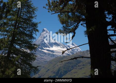 Le sommet du Cervin au-dessus de la vallée du Mattertal dans les aslps de Walliser. Banque D'Images