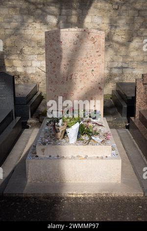 Paris, France - 02 17 2024 : cimetière de Montmartre. Vue de la tombe de Simone de Beauvoir et Jean Paul Sartre Banque D'Images