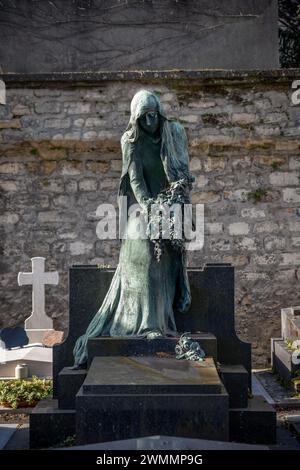 Paris, France - 02 17 2024 : cimetière de Montmartre. Vue d'une sculpture et des tombes autour Banque D'Images