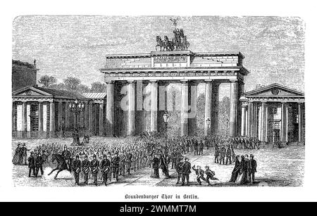 La porte de Brandebourg à Berlin est un arc de triomphe néoclassique qui est l'un des monuments les plus emblématiques d'Allemagne. Érigée entre 1788 et 1791 par le roi Frédéric-Guillaume II de Prusse, la porte a été conçue par Carl Gotthard Langhans. Il symbolise la paix et l'unité, représentée par la Quadriga, une statue d'un char tiré par quatre chevaux, au sommet de la porte, qui a été ajoutée en 1794. La porte de Brandebourg a connu de nombreux événements historiques, notamment son rôle de symbole de division pendant la guerre froide et, plus tard, de réunification lors de la chute du mur de Berlin en 1989. Banque D'Images