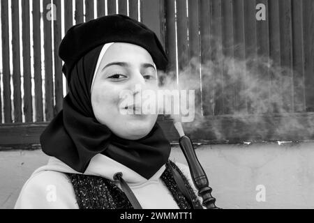 Syrie, Damas, fille fumant la chicha Banque D'Images