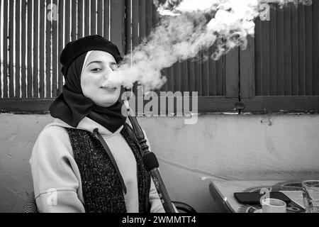 Syrie, Damas, fille fumant la chicha Banque D'Images