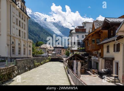 Chamonix - le Mont Blanc sur la rivière glaciaire et la ville. Banque D'Images