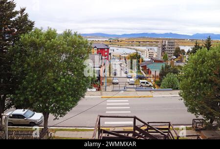 La ville et le port d'Ushuaia, la ville la plus méridionale du monde vue de la zone résidentielle, Argentine, Amérique du Sud Banque D'Images