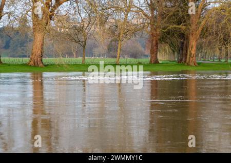 Datchet, Berkshire, Royaume-Uni. 27 février 2024. La Tamise a éclaté ses rives dans le village de Datchet, Berkshie. Une alerte aux inondations demeure en place pour la Tamise de Datchet à Shepperton Green, y compris Old Windsor, Wraysbury, Horton, Staines, Egham, Laleham et Chertsey. Crédit : Maureen McLean/Alamy Live News Banque D'Images