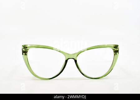 Paire de lunettes en forme d'oeil de chat avec des montures vertes isolées sur un fond blanc Uni. Copier l'espace. Concept de vision. Banque D'Images