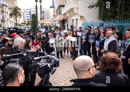 26 février 2024 : Tunis, Tunisie. 26 février 2024. Les journalistes tiennent une veillée devant le Syndicat national des journalistes SNJT à Tunis en solidarité avec les journalistes palestiniens à Gaza. Les participants ont tenu des banderoles dénonçant le manque de protection et de sécurité pour les journalistes palestiniens à Gaza, où 100 journalistes ont été tués par les forces israéliennes depuis le 7 octobre. La Fédération internationale des journalistes (FIJ) a condamné les meurtres et les attaques continues de journalistes dans la bande de Gaza, et a célébré le 26 février la ''Journée internationale de soutien aux journalistes palestiniens'' (Credit Banque D'Images