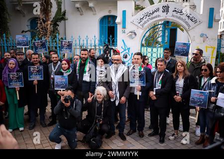 26 février 2024 : Tunis, Tunisie. 26 février 2024. Les journalistes tiennent une veillée devant le Syndicat national des journalistes SNJT à Tunis en solidarité avec les journalistes palestiniens à Gaza. Les participants ont tenu des banderoles dénonçant le manque de protection et de sécurité pour les journalistes palestiniens à Gaza, où 100 journalistes ont été tués par les forces israéliennes depuis le 7 octobre. La Fédération internationale des journalistes (FIJ) a condamné les meurtres et les attaques continues de journalistes dans la bande de Gaza, et a célébré le 26 février la ''Journée internationale de soutien aux journalistes palestiniens'' (Credit Banque D'Images