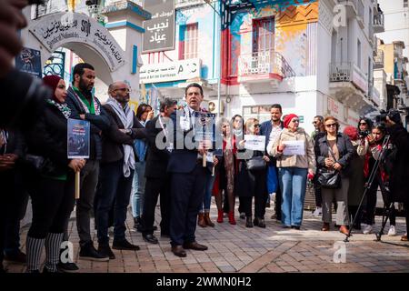 26 février 2024 : Tunis, Tunisie. 26 février 2024. Les journalistes tiennent une veillée devant le Syndicat national des journalistes SNJT à Tunis en solidarité avec les journalistes palestiniens à Gaza. Les participants ont tenu des banderoles dénonçant le manque de protection et de sécurité pour les journalistes palestiniens à Gaza, où 100 journalistes ont été tués par les forces israéliennes depuis le 7 octobre. La Fédération internationale des journalistes (FIJ) a condamné les meurtres et les attaques continues de journalistes dans la bande de Gaza, et a célébré le 26 février la ''Journée internationale de soutien aux journalistes palestiniens'' (Credit Banque D'Images