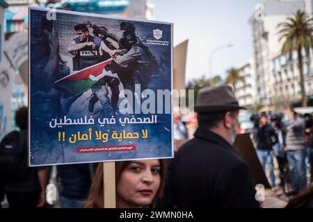 26 février 2024 : Tunis, Tunisie. 26 février 2024. Les journalistes tiennent une veillée devant le Syndicat national des journalistes SNJT à Tunis en solidarité avec les journalistes palestiniens à Gaza. Les participants ont tenu des banderoles dénonçant le manque de protection et de sécurité pour les journalistes palestiniens à Gaza, où 100 journalistes ont été tués par les forces israéliennes depuis le 7 octobre. La Fédération internationale des journalistes (FIJ) a condamné les meurtres et les attaques continues de journalistes dans la bande de Gaza, et a célébré le 26 février la ''Journée internationale de soutien aux journalistes palestiniens'' (Credit Banque D'Images