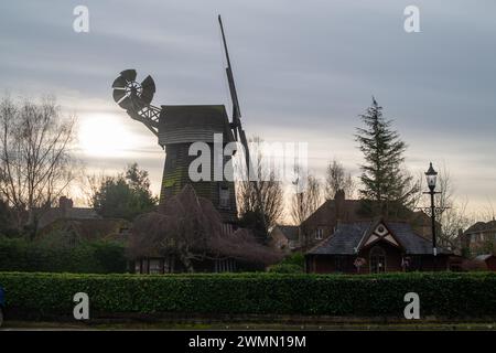 Wraysbury, Royaume-Uni. 27 février 2024. Lever de soleil dans le village de Wraysbury, Berkshire. Une alerte aux inondations demeure en place pour la Tamise de Datchet à Shepperton Green, y compris Old Windsor, Wraysbury, Horton, Staines, Egham, Laleham et Chertsey. Crédit : Maureen McLean/Alamy Live News Banque D'Images