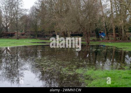 Wraysbury, Royaume-Uni. 27 février 2024. Le terrain de cricket et le village Green dans le village de Wraysbury dans le Berkshire restent inondés, mais pas autant qu'en janvier 2024. Une alerte aux inondations demeure en place pour la Tamise de Datchet à Shepperton Green, y compris Old Windsor, Wraysbury, Horton, Staines, Egham, Laleham et Chertsey. Crédit : Maureen McLean/Alamy Live News Banque D'Images