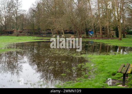 Wraysbury, Royaume-Uni. 27 février 2024. Le terrain de cricket et le village Green dans le village de Wraysbury dans le Berkshire restent inondés, mais pas autant qu'en janvier 2024. Une alerte aux inondations demeure en place pour la Tamise de Datchet à Shepperton Green, y compris Old Windsor, Wraysbury, Horton, Staines, Egham, Laleham et Chertsey. Crédit : Maureen McLean/Alamy Live News Banque D'Images